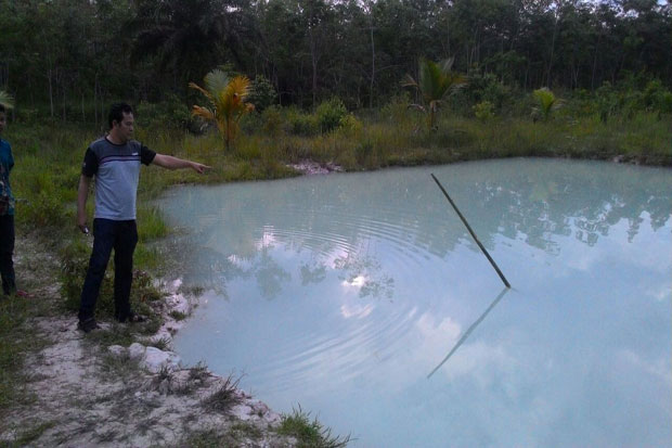 Mandi di Kolam Pemancingan,...