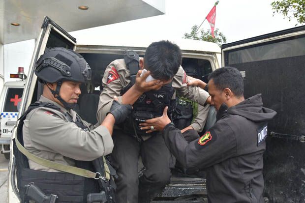 Mencekam, Pasukan Brimob...
