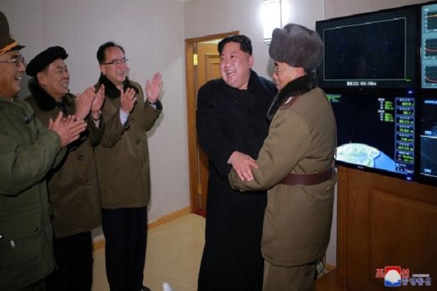 Kim Jong-un Tertawa...