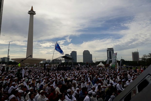 Ratusan Ribu Orang Hadiri...