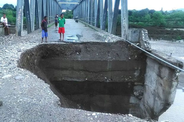 Diterjang Banjir, Jembatan...