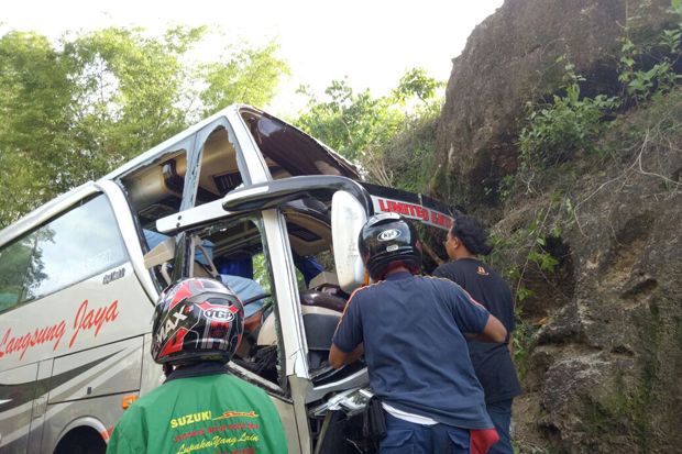 Bus Tabrak Tebing di...
