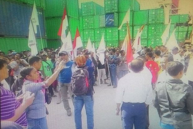 Ratusan Buruh Bongkar...