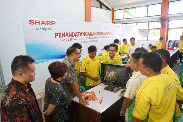 Dukung Pendidikan, Sharp...