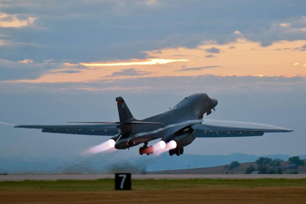 Pesawat Pembom B-1B...