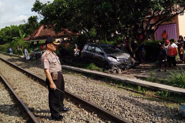 Mesin Mati di Perlintasan,...