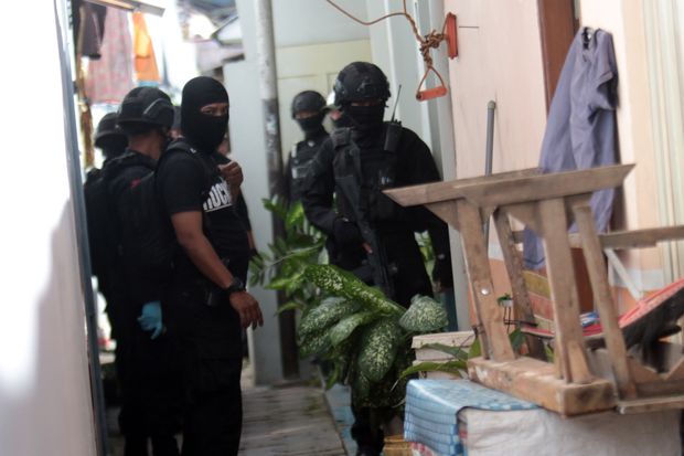 Densus 88 Geledah Rumah...