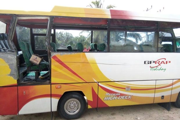 Bus Kontingen MTQ Tabrak...
