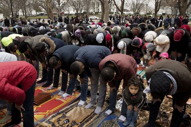 Salat Jumat di Luar...