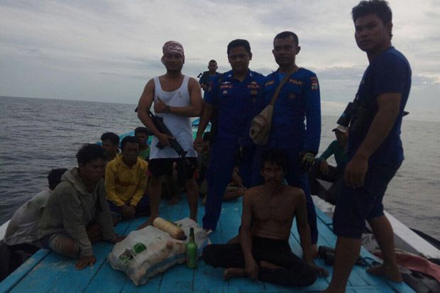 Kapal Nelayan Berisi...