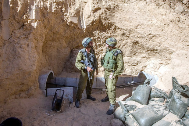 Israel Hancurkan Terowongan...