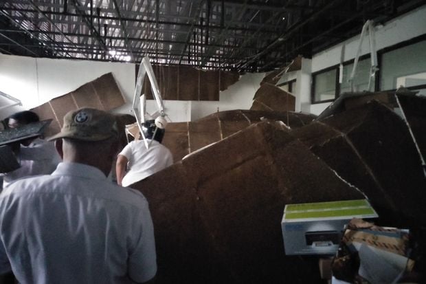 Diterjang Hujan Angin,...