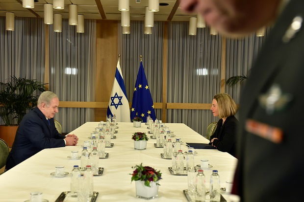 Di Depan Netanyahu,...