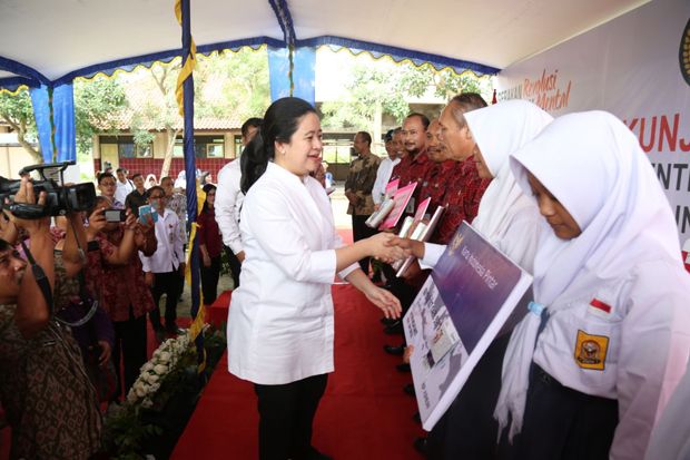 Menko PMK Bagikan Komputer,...