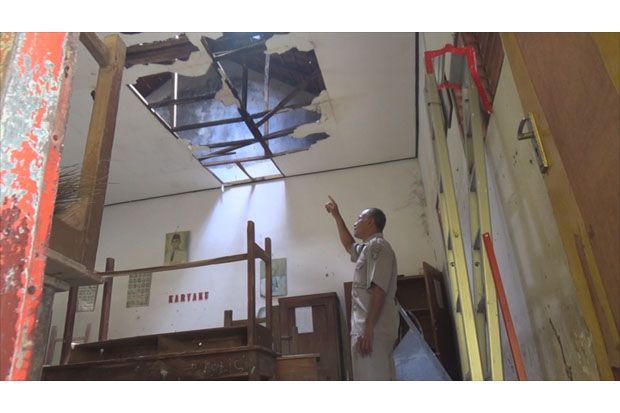 Atap Gedung SDN Ambrol...