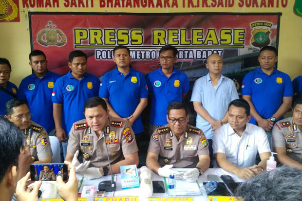 Rebut Pistol Polisi,...