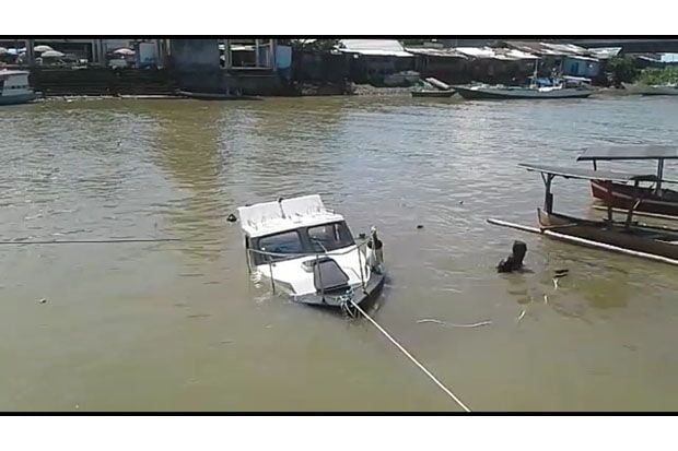 Dihantam Ombak, Speedboat...