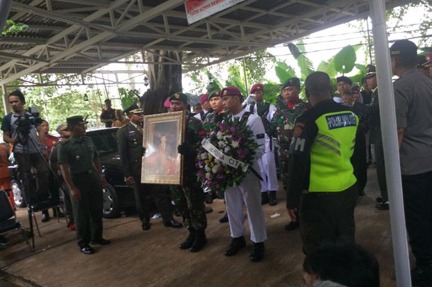 Keluarga Iringi Pemakaman...