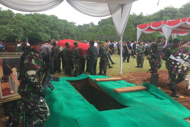 Wakil Ketua MPR Sambut...
