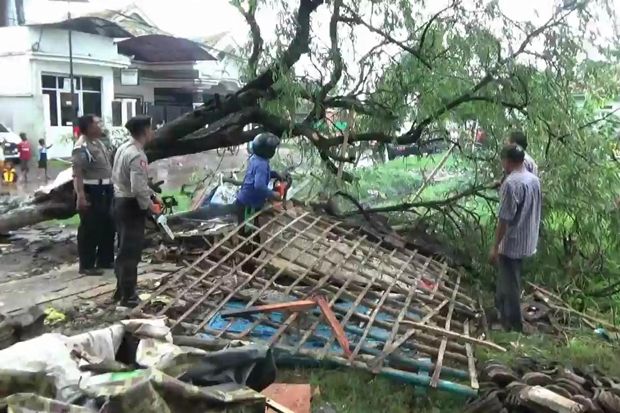 Puting Beliung Terjang...