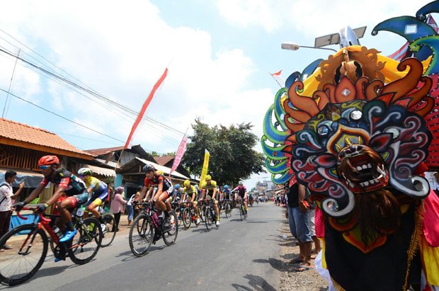 17 Tim Balap Sepeda...