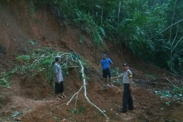 Tiga Orang Tertimbun...
