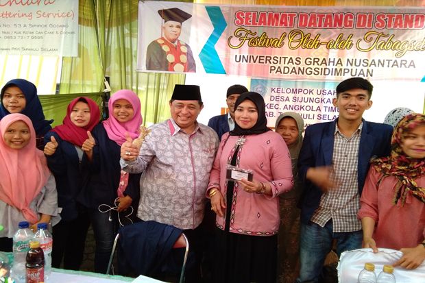 Warga Berebut Berfoto...