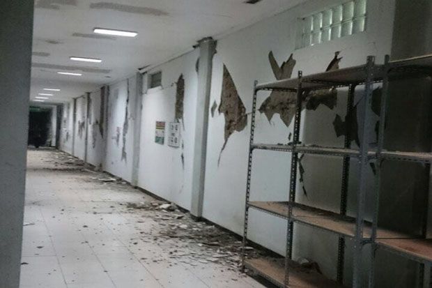 Gempa Rusak Bangunan...