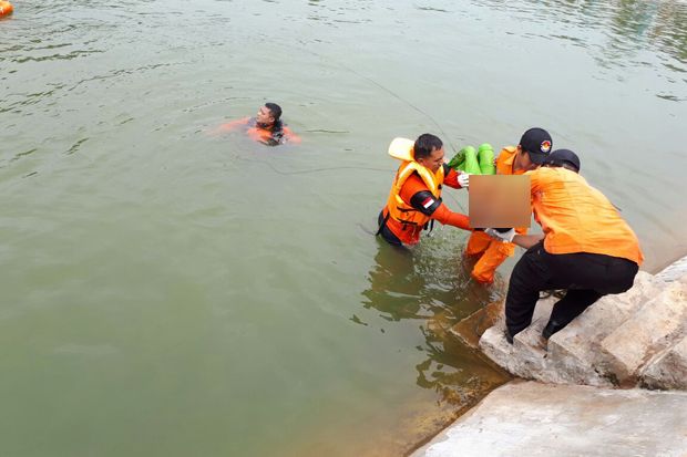 Tangkap Ikan di Embung,...
