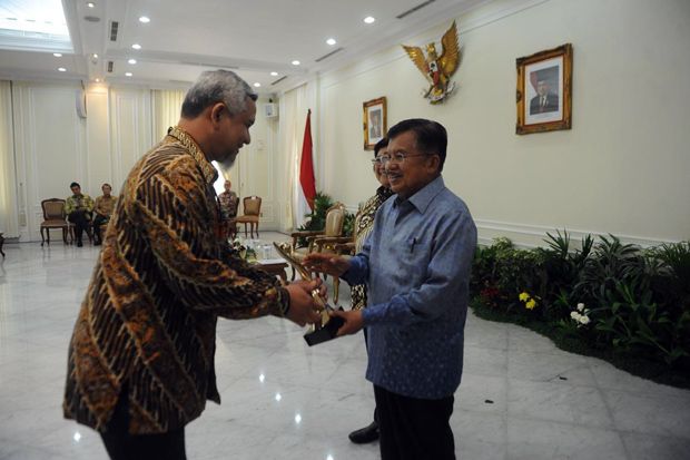 Jusuf Kalla Serahkan...