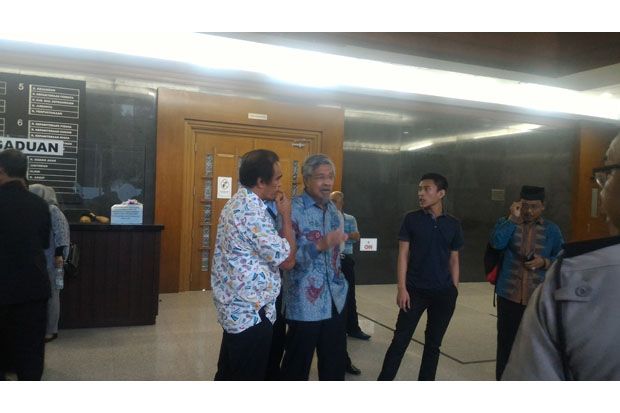 Maju Cagub Sultra, Komisoner...