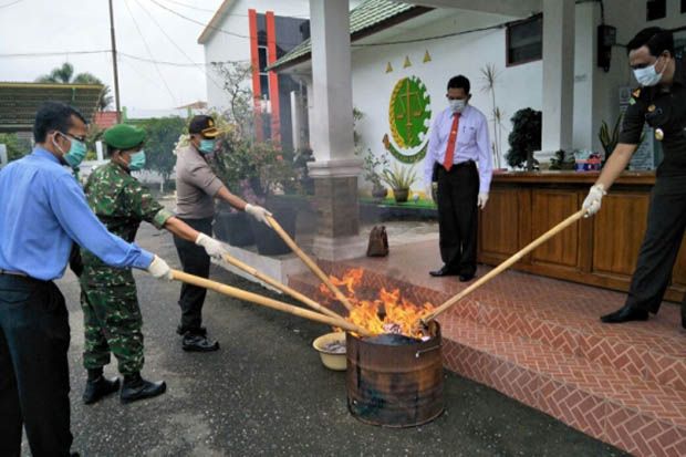 Kejari Merangin Musnahkan...