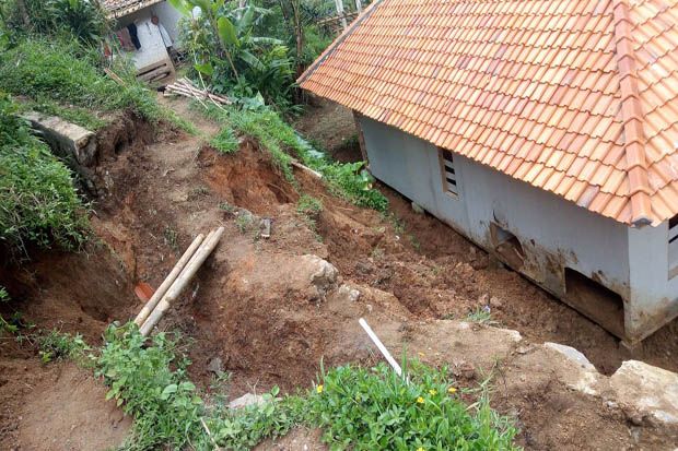 48 Rumah Rusak dan Terancam...
