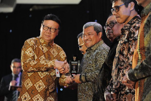Gubernur Aher Raih Leadership...