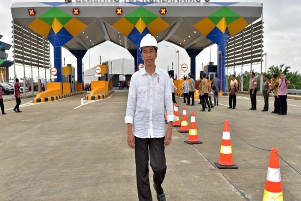 Jokowi Resmikan Tol...