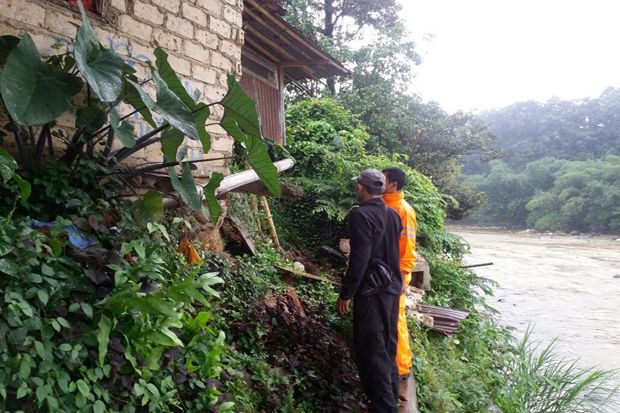 Rumah Longsor, Aksi...