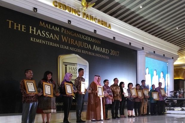 Kemlu RI Beri Penghargaan...