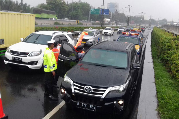Sopir Toyota Fortuner...