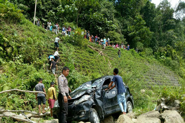 Avanza Masuk Jurang,...