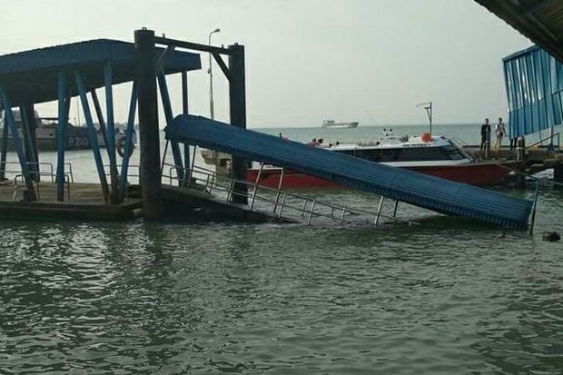Jembatan Ponton Pelabuhan...
