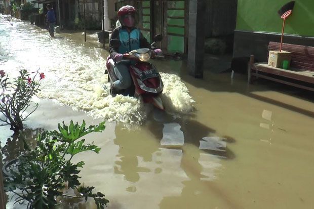 Sungai Kendal Meluap,...