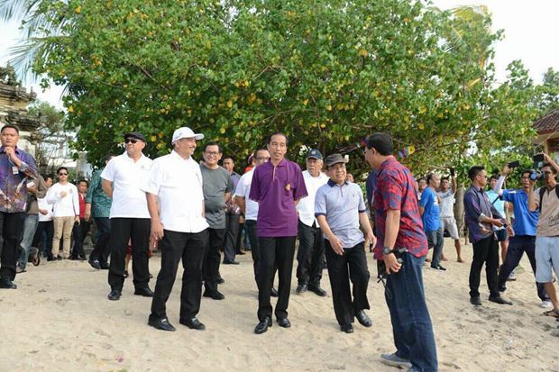 Gaya Santai Jokowi dan...