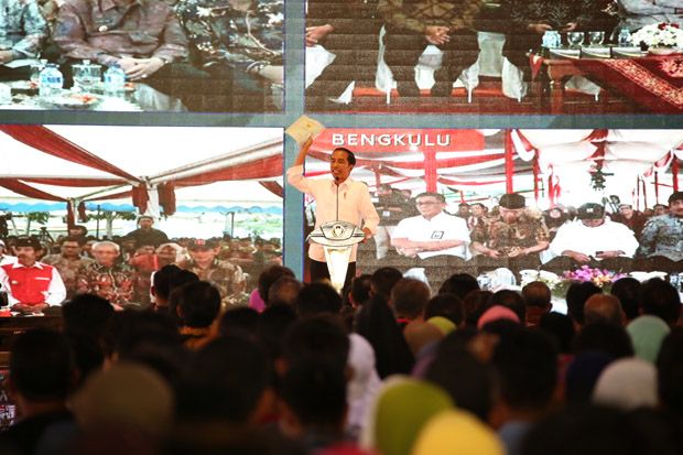 Jokowi Serahkan 10.350...