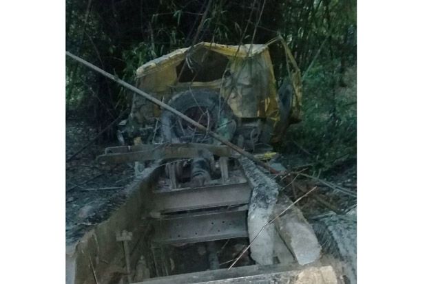 Dump Truk Pengangkut...