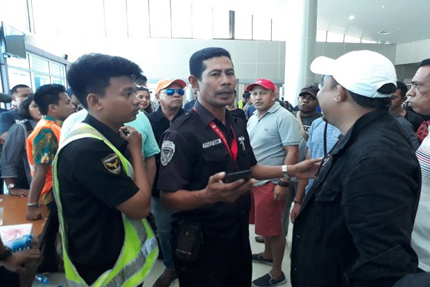 Ratusan Penumpang Garuda...