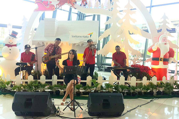 Natal di Bandara Soetta,...