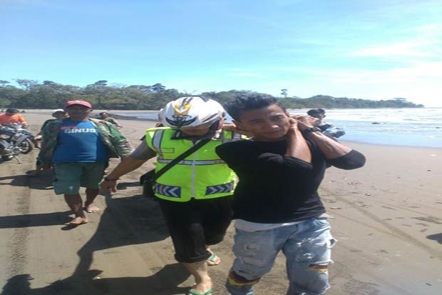 Tergulung Ombak Pantai...