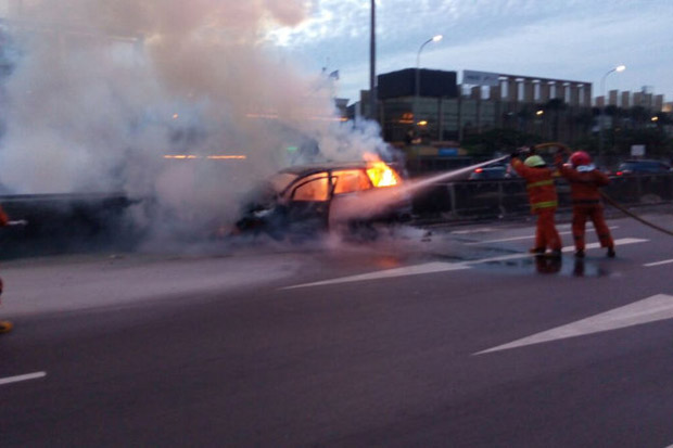 Mobil Terbakar di Tol...