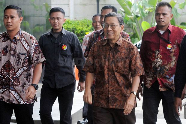 KPK Gali Keterangan...