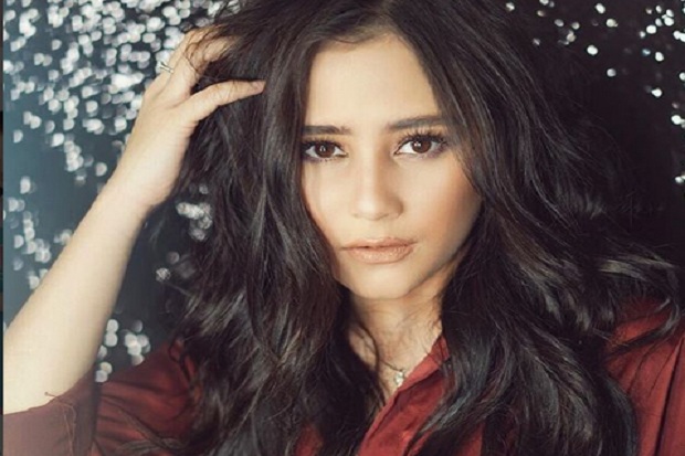 Prilly Latuconsina Pilih...